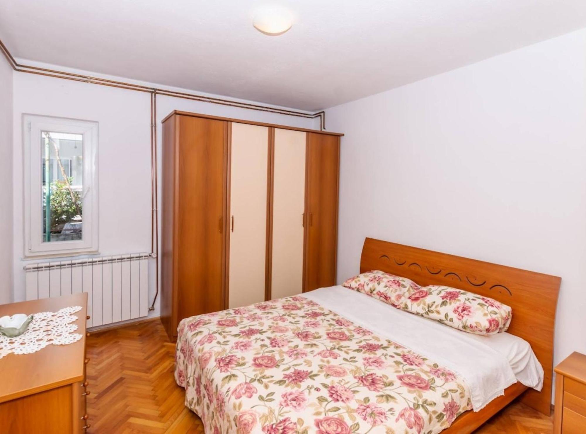 Sunny And Sleek Kastel Novi With Terrace Apartament
